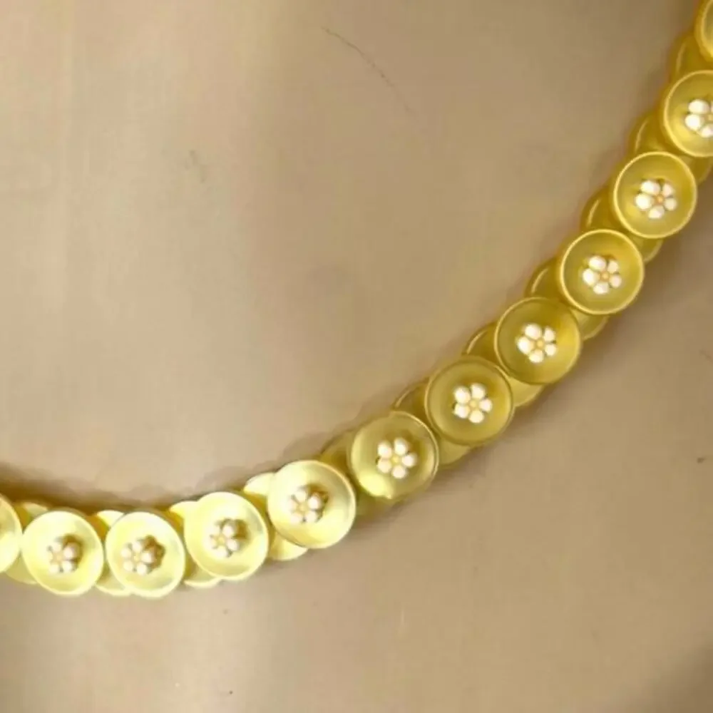 Vintage Butterscotch Yellow White Floral Beaded 1940’s Moonglow Button Necklace